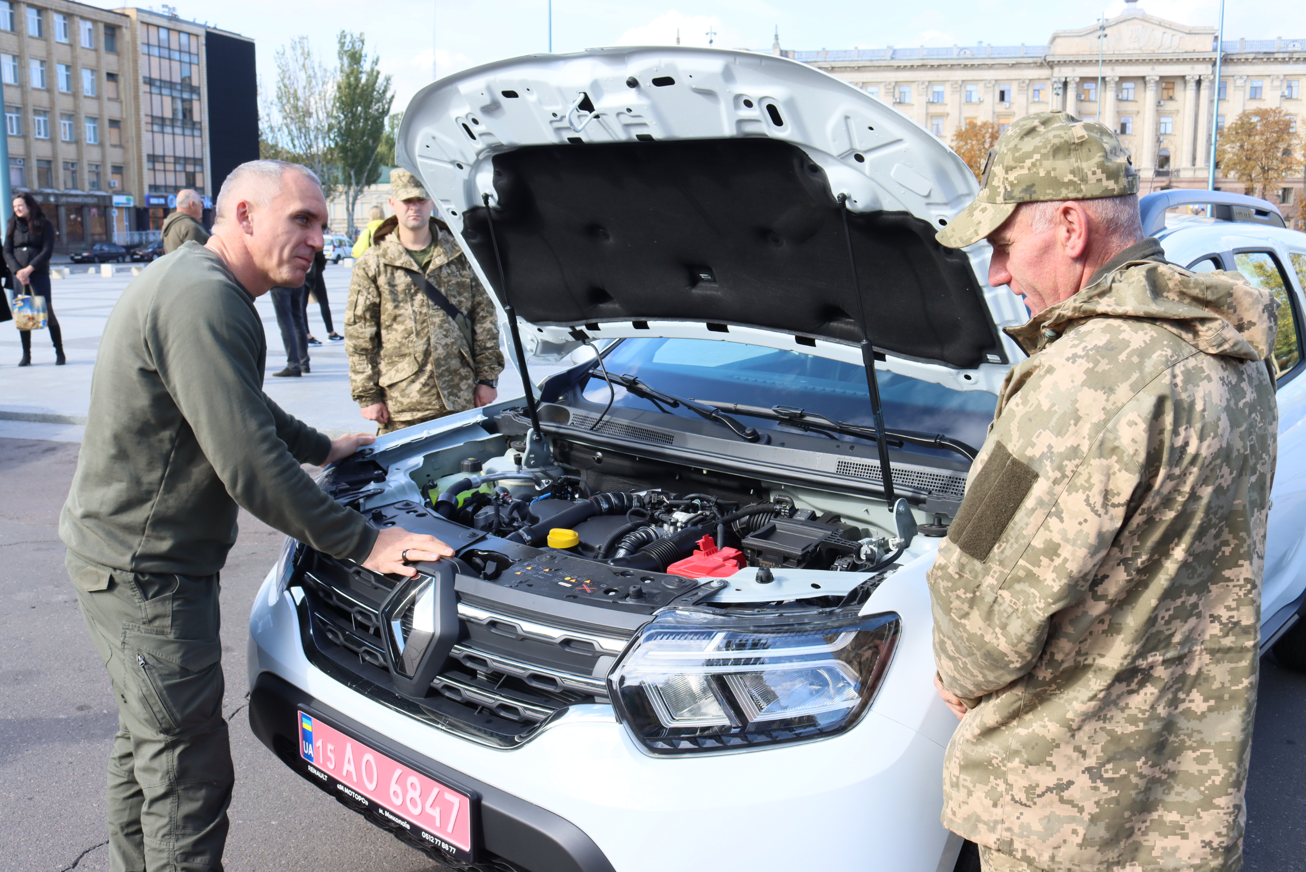 Николаев передал на нужды ВСУ автомобили, в которых нуждались военные