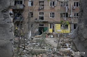 Один из поврежденных многоквартирных домов в Николаеве, фото НикВести