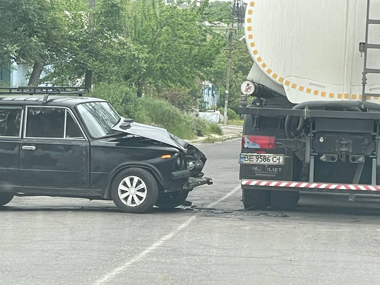 В Николаеве легковушка врезалась в водовоз: на месте работает «скорая»