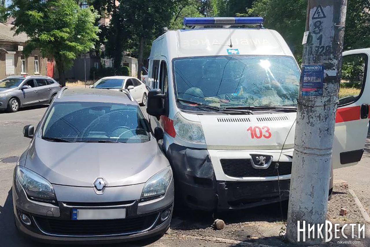 В Николаеве скорая врезалась в столб