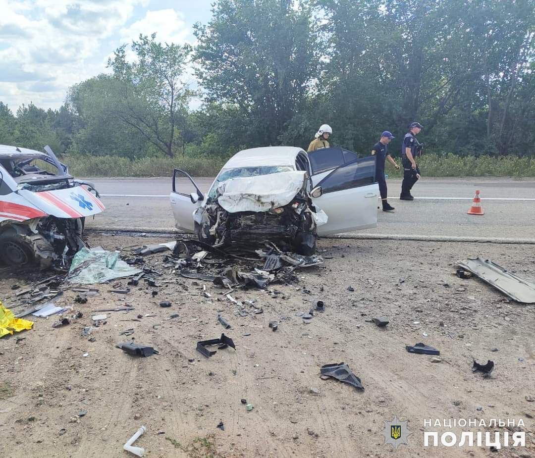 В Николаевской области легковушка столкнулась со скорой: три человека  погибли