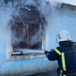 Николаевские спасатели тушат пожар. Фото: ГУ ГСЧС Украины в Николаевской области