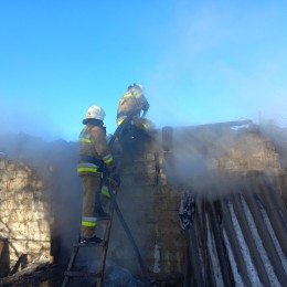 Николаевские спасатели тушат пожар. Фото: ГУ ГСЧС Украины в Николаевской области