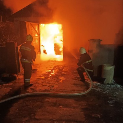 Миколаївські вогнеборці ліквідують наслідки пожежі. Фото: ГУ ДСНС у Миколаївській області
