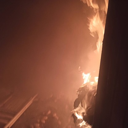 Миколаївські вогнеборці ліквідують наслідки пожежі. Фото: ГУ ДСНС у Миколаївській області