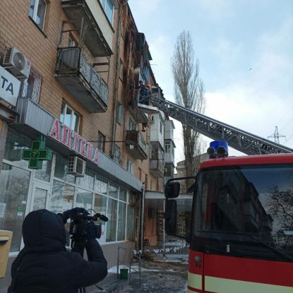 The emergency services removed the ice from the facade of the building (photo by MDL)