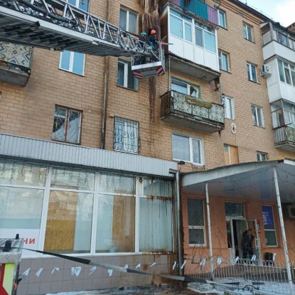 The emergency services removed the ice from the facade of the building (photo by MDL)