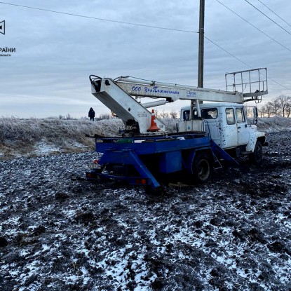 Миколаївські рятувальники витягнули авто з бездоріжжя. Фото: ГУ ДСНС у Миколаївській області