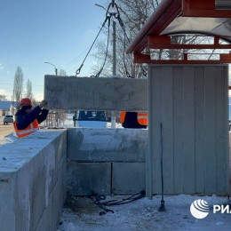 У Білгороді почали зміцнювати зупинки мішками з піском та бетонними блоками, фото з відкритих джерел