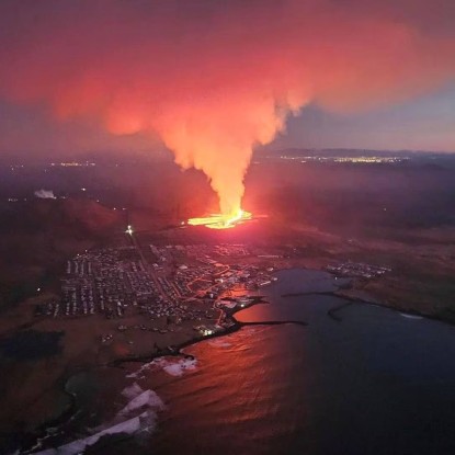 Вулкан вивергає лаву та дим під час виверження на півострові Рейк’янес, Ісландія, 14 січня 2024 р. Фото: Reuters