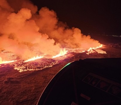 Вулкан вивергає лаву та дим під час виверження на півострові Рейк’янес, Ісландія, 14 січня 2024 р. Фото: Reuters