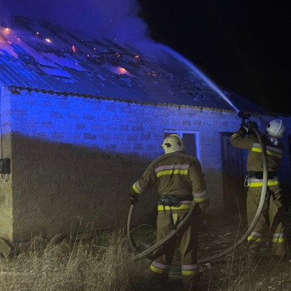 Миколаївські вогнеборці гасять пожежу у будинку. Фото: ДСНС у Миколаївській області