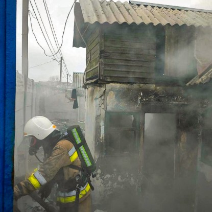 Миколаївські рятувальники гасять пожежу. Фото: ГУ ДСНС України в Миколаївській області