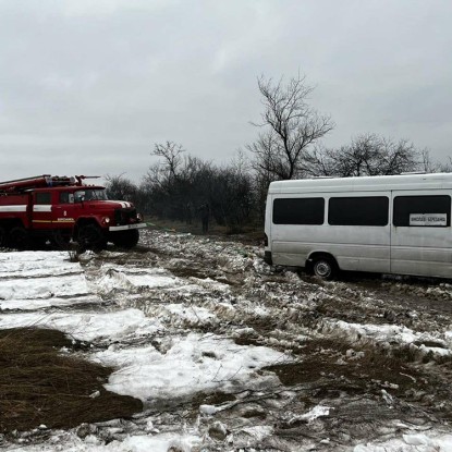 Спасатели вытащили маршрутку «Николаев-Березанка», застрявшую на бездорожье. Фото: ГУ ГСЧС в Николаевской области