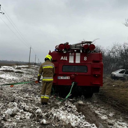 Спасатели вытащили маршрутку «Николаев-Березанка», застрявшую на бездорожье. Фото: ГУ ГСЧС в Николаевской области