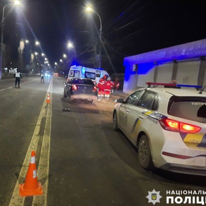 У Миколаєві поліція шукає свідків наїзду автомобіля на чоловіка та дитину. Фото: Нацполіція у Миколаївській області