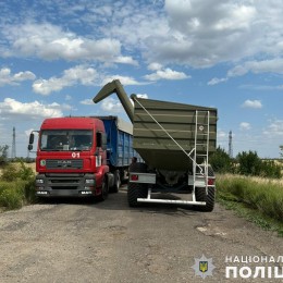 На Миколаївщині фермеру вручили підозру за захоплення землі ЗСУ. Фото: поліція у Миколаївській області