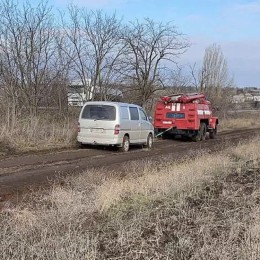 Миколаївські рятувальники витягують з бездоріжжя автомобілі. Фото: ГУ ДСНС у Миколаївській області