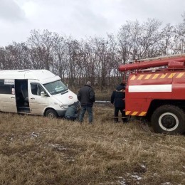 Николаевские спасатели извлекают из бездорожья автомобили. Фото: ГУ ГСЧС в Николаевской области