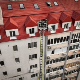 Пожежа мансардного поверху багатоповерхівки у Миколаєві. Фото: ДСНС Миколаївської області