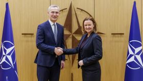 Йенс Столтенберг и Стейси Каммингс/Фото: НАТО