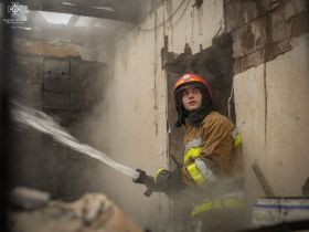 Спасатели эвакуировали людей из горящей многоэтажки в Николаеве Фото для иллюстрации