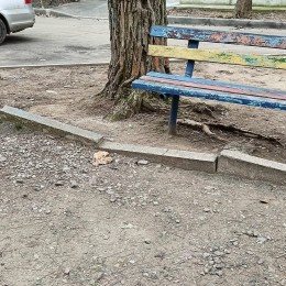 Миколаївці скаржаться на поламані лавки та відсутність місця відпочинку в дворі