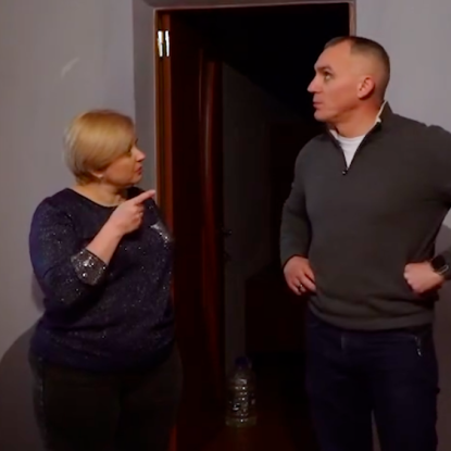 Мэр Александр Сенкевич осматривает новую квартиру, приобретенную по жилищному сертификату, скриншот с видео
