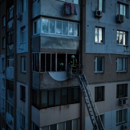 Пожарные оперативно ликвидировали пожар в многоэтажке в Николаеве. Фото: ГУ ГСЧС в Николаевской области