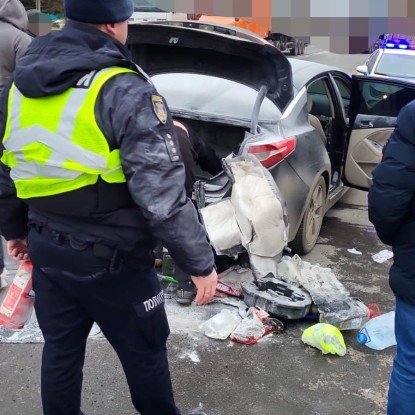 В Коблево правоохоронці допомагали гасити пожежу авто. Фото: Патрульна поліція