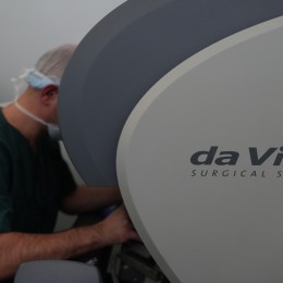 Львовские кардиохирурги провели первую в Украине операцию на сердце с помощью робота Da Vinci