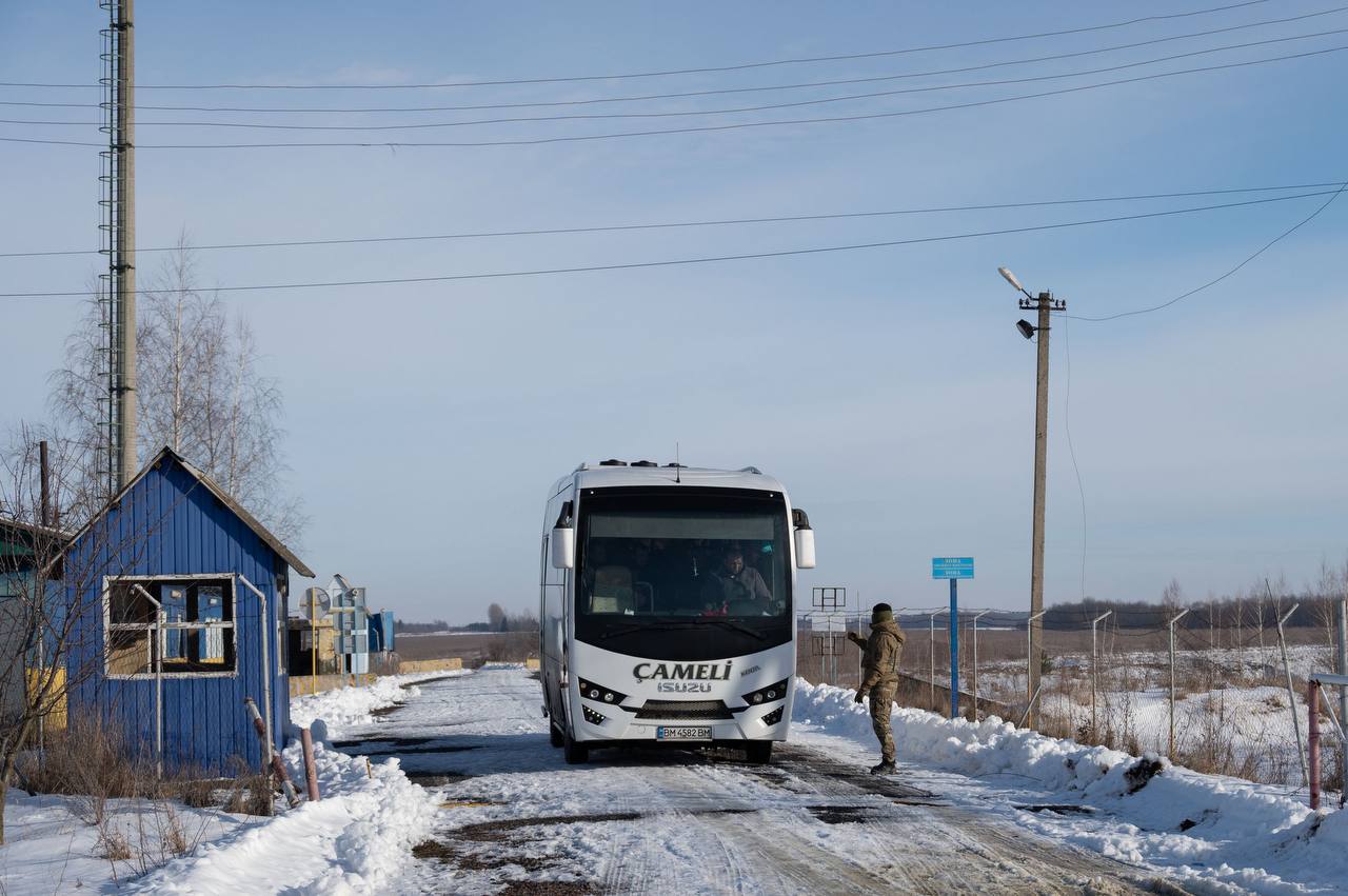 Ukraine returned 207 military personnel from Russian captivity. The photo was published by Volodymyr Zelenskyi