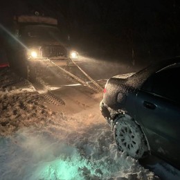 Миколаївські рятувальники витягують застрялі в снігу автівки, фото: ДСНС Миколаївської області