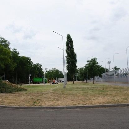 Utility workers are cleaning the territory of Victory Park. Photo: «NykVesty» July 2023