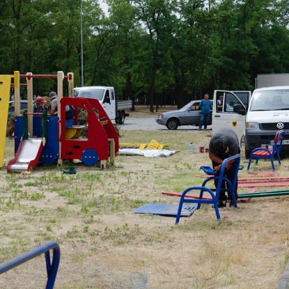 Комунальники прибирають територію парку Перемоги. Фото: «НикВести» липень 2023 року