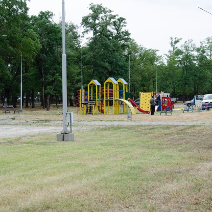 Utility workers are cleaning the territory of Victory Park. Photo: «NykVesty» July 2023