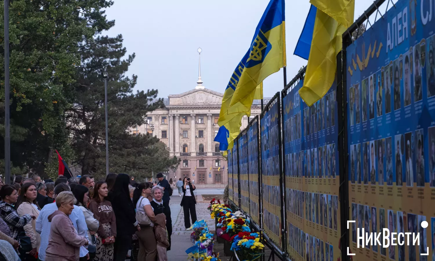 В Николаеве родные погибших военных открыли Аллею Славы. Фото «НикВести»