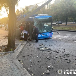 В центре Николаева троллейбус въехал в столб, фото: Нацполиция Николаевщины