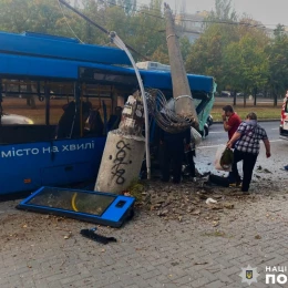 У центрі Миколаєва тролейбус вʼїхав у стовб, фото: Нацполіція Миколаївщини