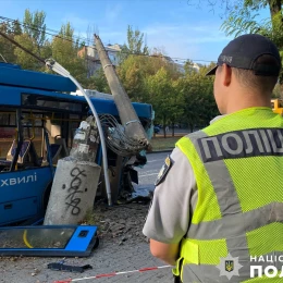 В центре Николаева троллейбус въехал в столб, фото: Нацполиция Николаевщины