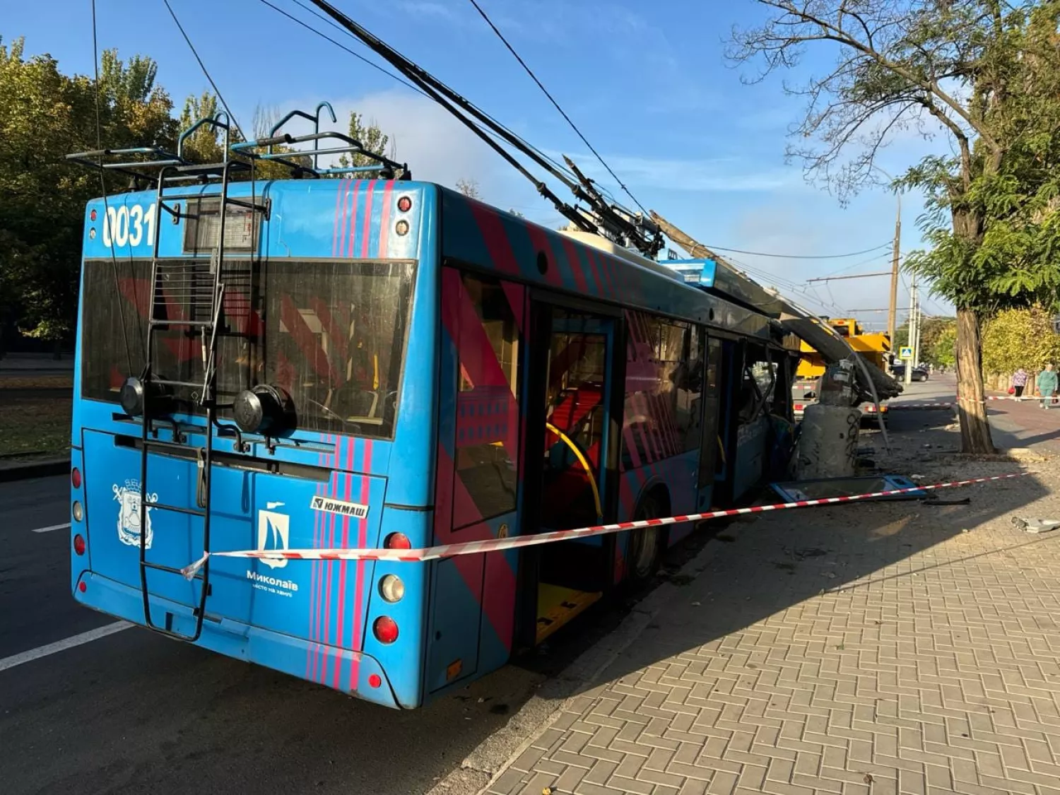 В центре Николаева троллейбус въехал в столб, фото: «Николаевэлектротранс»