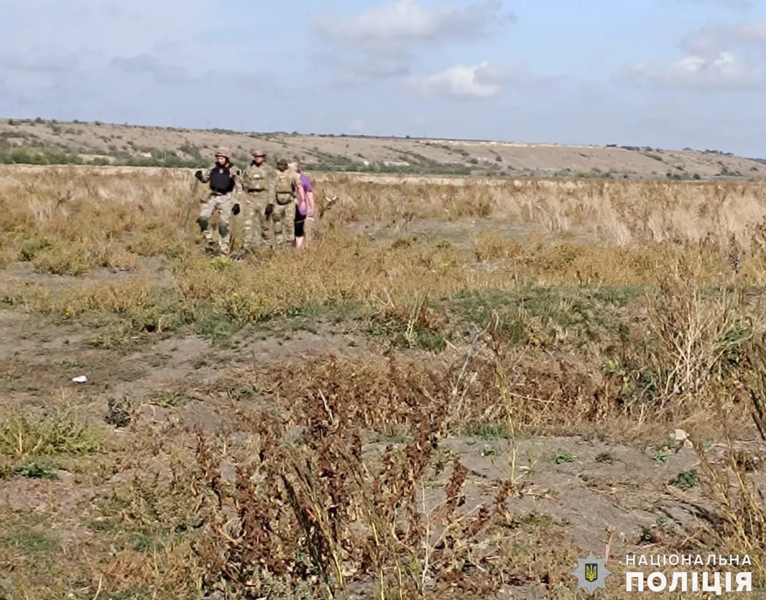 У Снігурівському районі вибухотехніки поліції допомогли жінці вийти із замінованого поля. Фото: Нацполіція