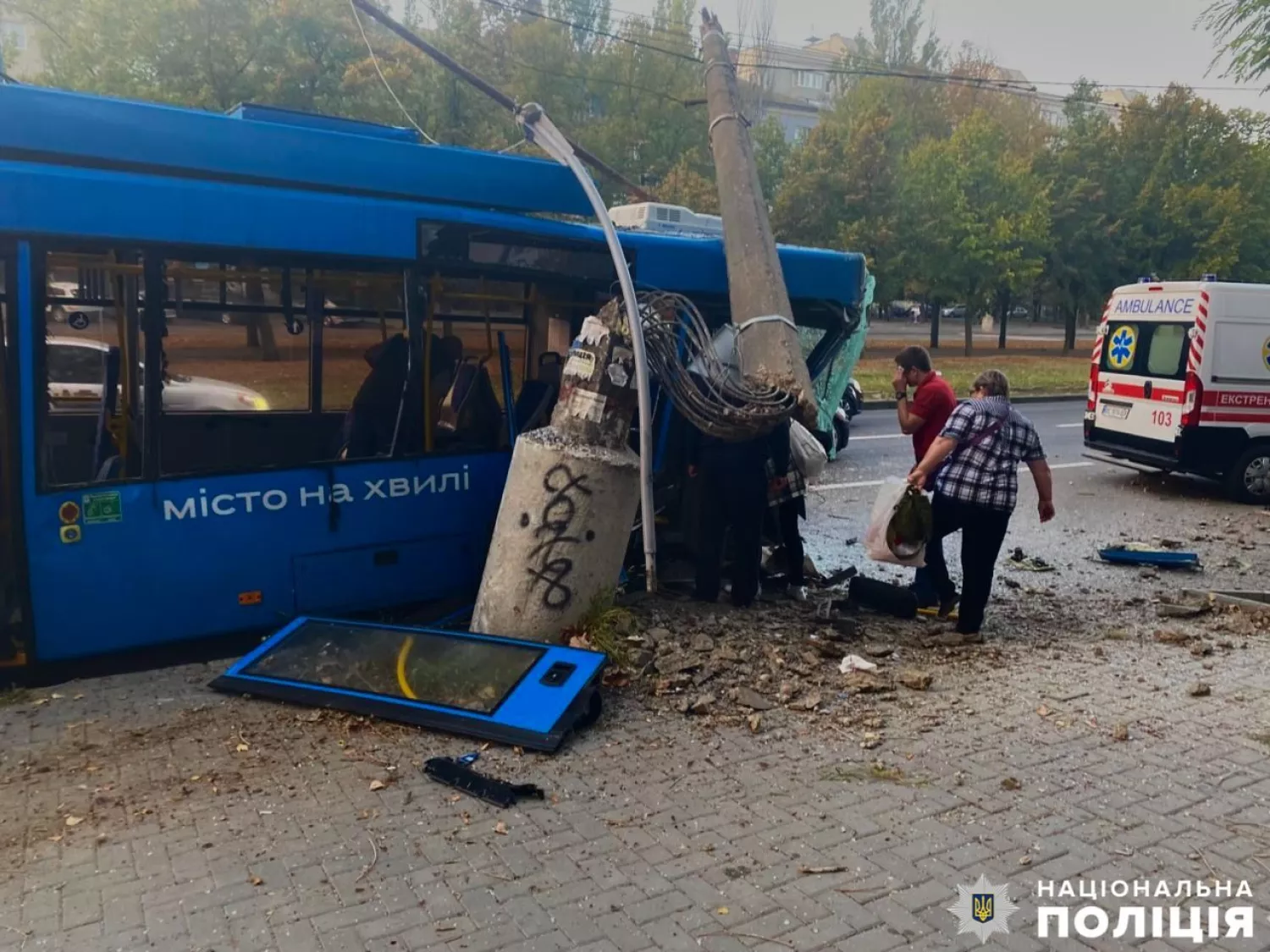 У центрі Миколаєва тролейбус вʼїхав у стовб, фото: Нацполіція Миколаївщини