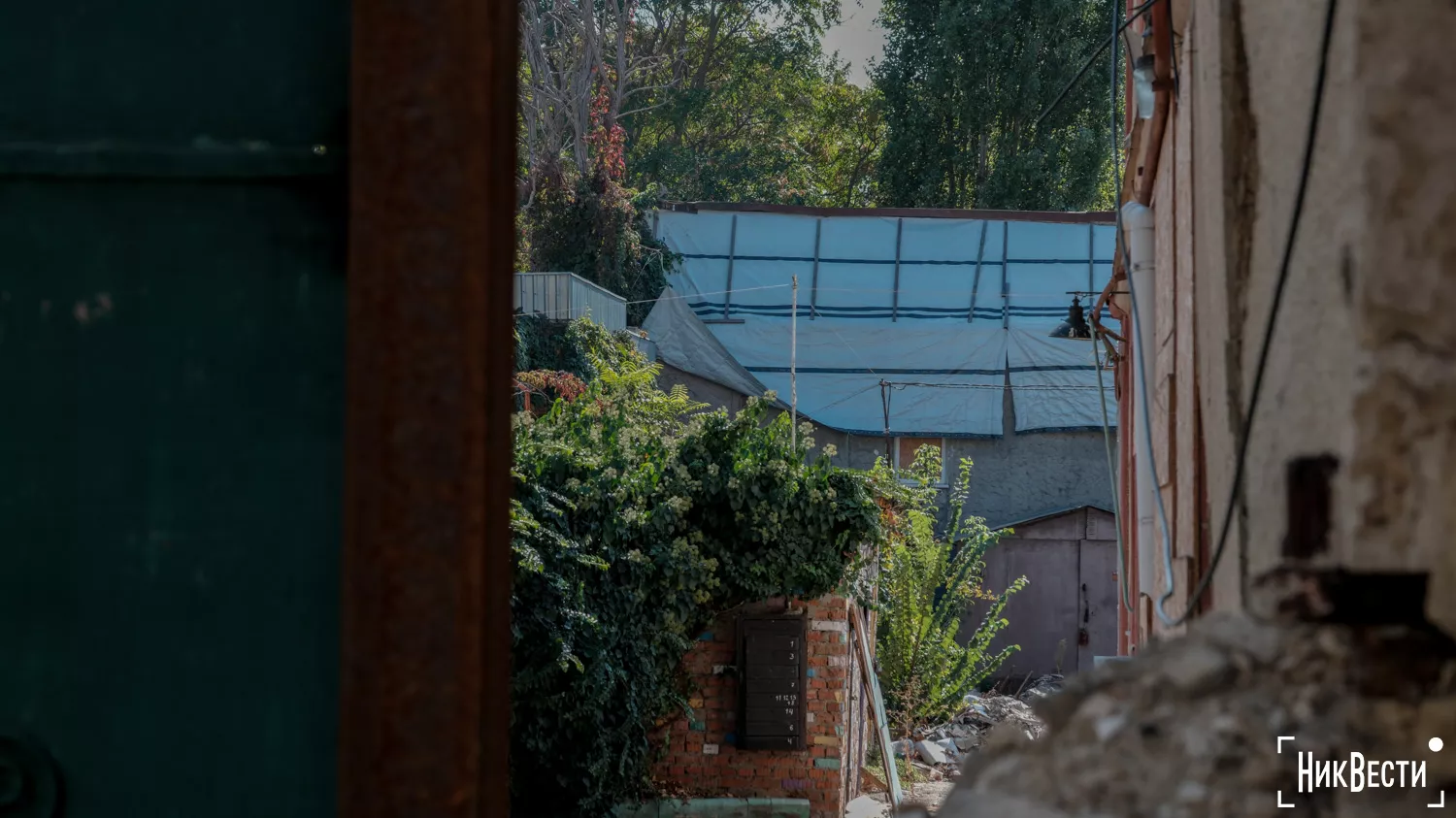 The roof of a building on Vadym Blagovisny Street, October 2024, photo «NikVesti"