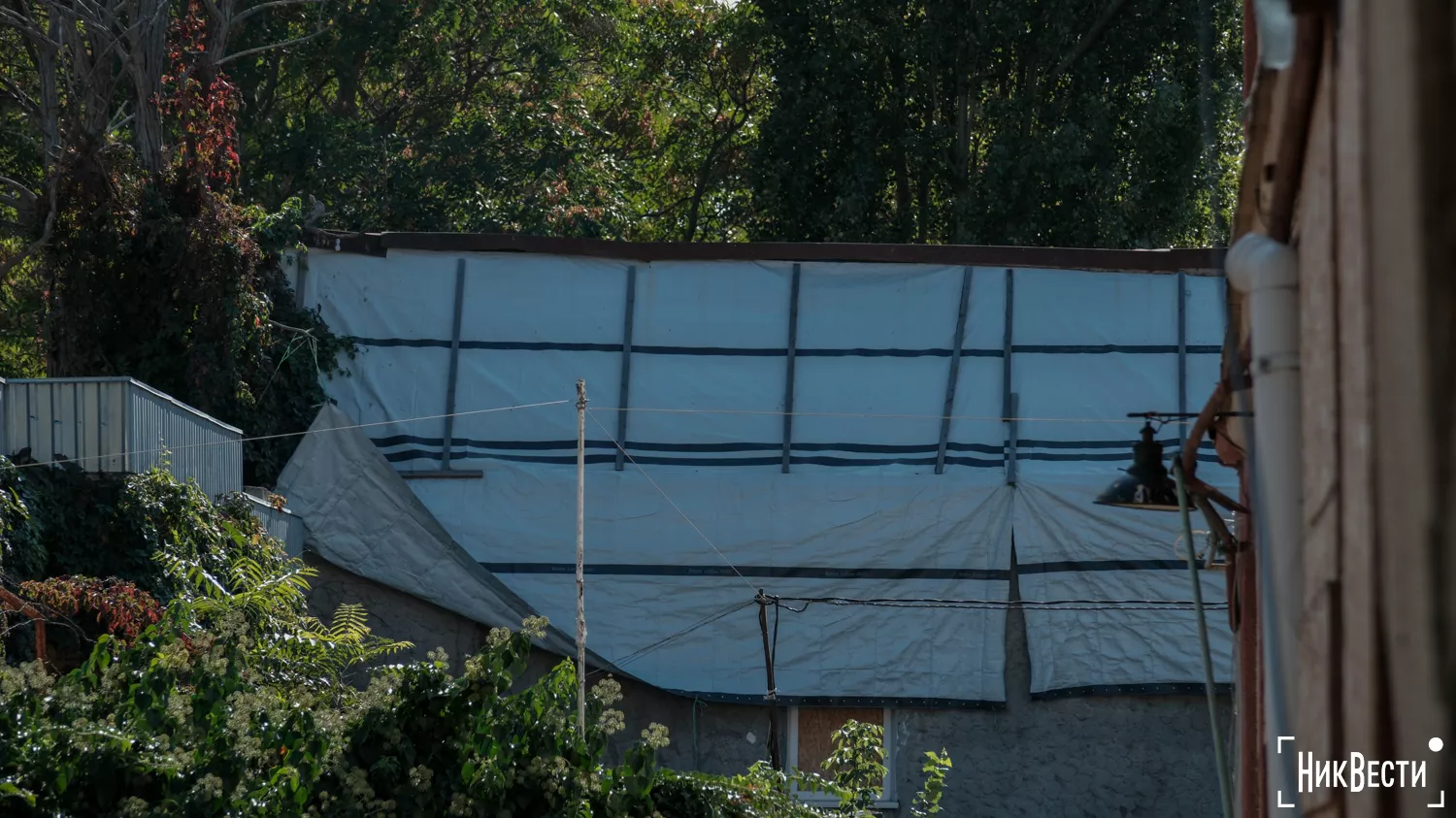 The roof of a building on Vadym Blagovisny Street, October 2024, photo «NikVesti"