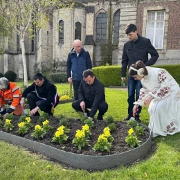 Bychkov and Russel plant flowers near the Fekamu City Hall building, photo: Ochakiv City Council