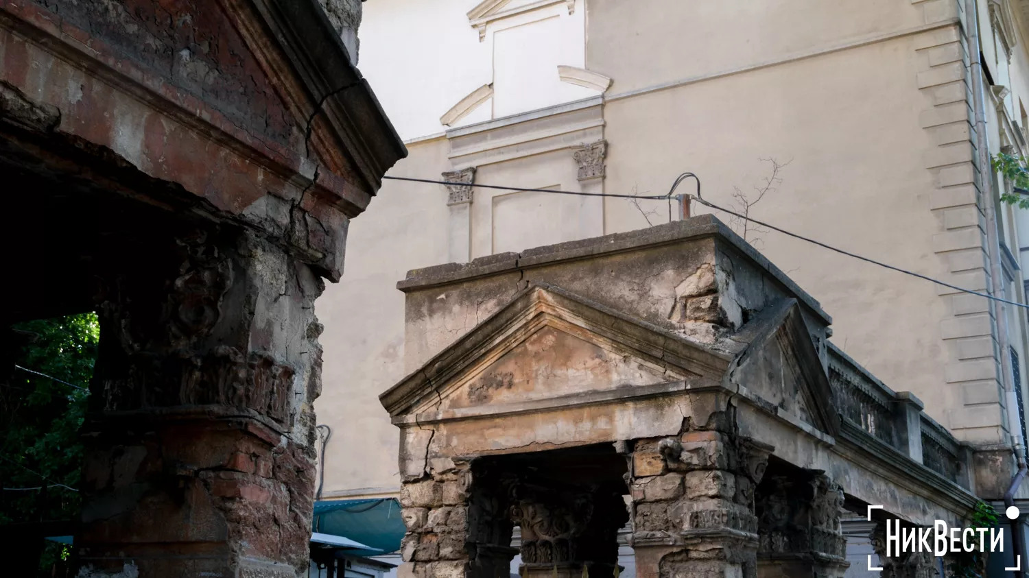 Historical gates along Kropyvnytskyi Street (former Potemkinskaya, - note), between Mariupolska and Soborna Streets, in Mykolaiv, August 2024, photo «NikVesti"