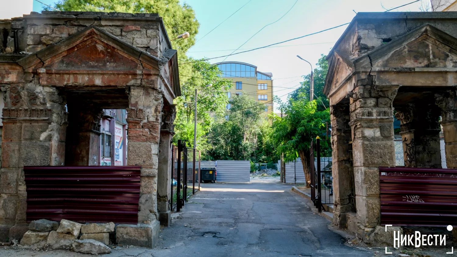 Історичні ворота вздовж вулиці Кропивницького (колишньої Потьомкінської, – прим.), між вулицями Маріупольською та Соборною, у Миколаєві, серпень 2024 року, фото «МикВісті»