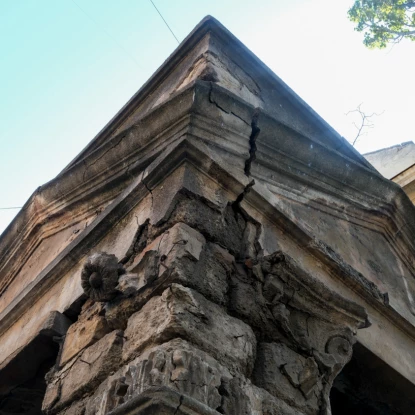 Historical gates along Kropyvnytskyi Street (former Potemkinskaya, - note), between Mariupolska and Soborna Streets, in Mykolaiv, August 2024, photo «NikVesti"