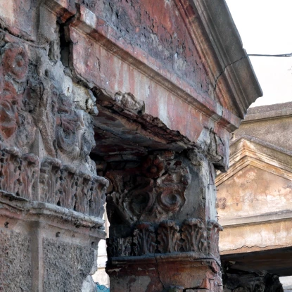 Historical gates along Kropyvnytskyi Street (former Potemkinskaya, - note), between Mariupolska and Soborna Streets, in Mykolaiv, August 2024, photo «NikVesti"